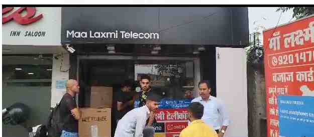 RAIPUR NEWS : मोबाइल दुकान से लाखो का मोबाइल पार, रोशनदान से घुसे थे चोर, CCTV फुटेज के आधार पर जाँच में जुटी पुलिस 