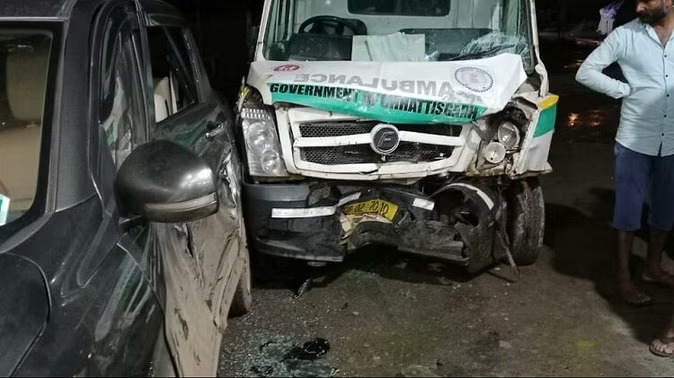 CG ACCIDENT NEWS : जान बचाने वाली गाड़ी की टक्कर से युवक की मौत, परिजनों का रो - रोकर बुरा हाल 