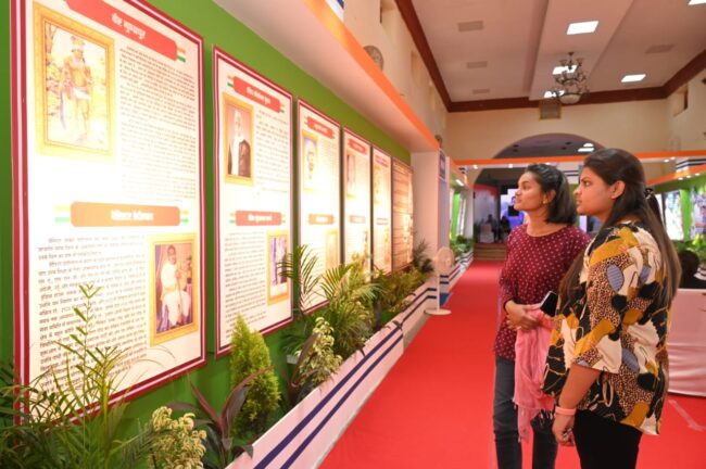 CG NEWS : आजादी की 76वीं वर्षगांठ पर छायाचित्र प्रदर्शनी; सरकार की योजनाओं और छत्तीसगढ़ के पुरोधाओं की मिल रही रोचक जानकारी