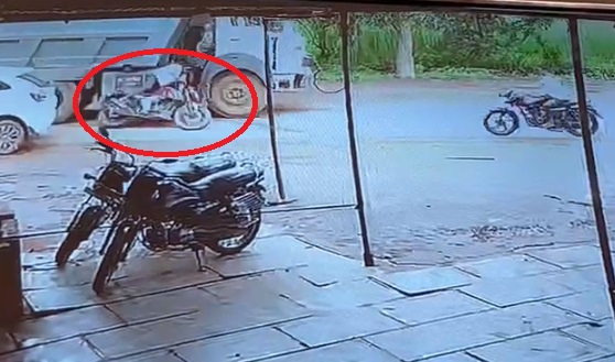 CG ACCIDENT : हाईवा की चपेट में आया बाइक सवार, इलाज के दौरान हुई मौत, आरोपी चालक की तलाश में जुटी पुलिस 