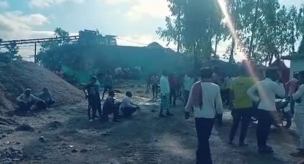CG BREAKING NEWS : पत्थर गिरने से मशीन ऑपरेटर की मौत, परिजनों और ग्रामीणों ने किया क्रेशर प्लांट का घेराव 