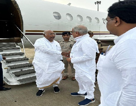 RAIPUR NEWS : CM बघेल ने ‘भरोसे का सम्मेलन’ में शामिल होने के बाद एयरपोर्ट पर कांग्रेस अध्यक्ष खड़गे को विदाई