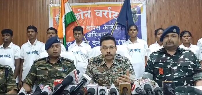 CG BIG NEWS : लोन वर्राटू अभियान को मिली सफलता : पुलिस और सीआरपीएफ के समक्ष 14 नक्सलियों ने किया आत्मसमर्पण