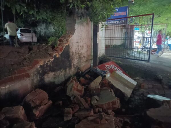 RAIPUR BREAKING : लगातार हो रही बारिश के बीच बड़ा हादसा, ढही टिकरापारा थाने की दीवार 