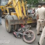 CG ACCIDENT NEWS : तेज रफ्तार का कहर : हाईड्रा की चपेट में आने से बाइक सवार युवक की दर्दनाक मौत, आक्रोशित लोगों ने किया चक्काजाम