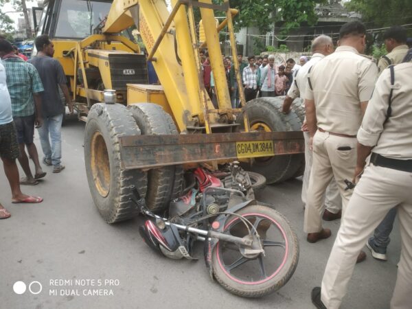 CG ACCIDENT NEWS : तेज रफ्तार का कहर : हाईड्रा की चपेट में आने से बाइक सवार युवक की दर्दनाक मौत, आक्रोशित लोगों ने किया चक्काजाम