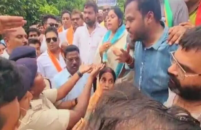 CG NEWS : पुलिस और भाजपाइयों में झुमा झटकी, विधायक रंजना साहू बोलीं- मैं तुम्हारा हाथ उखाड़ लूंगी, फिर जो हुआ 