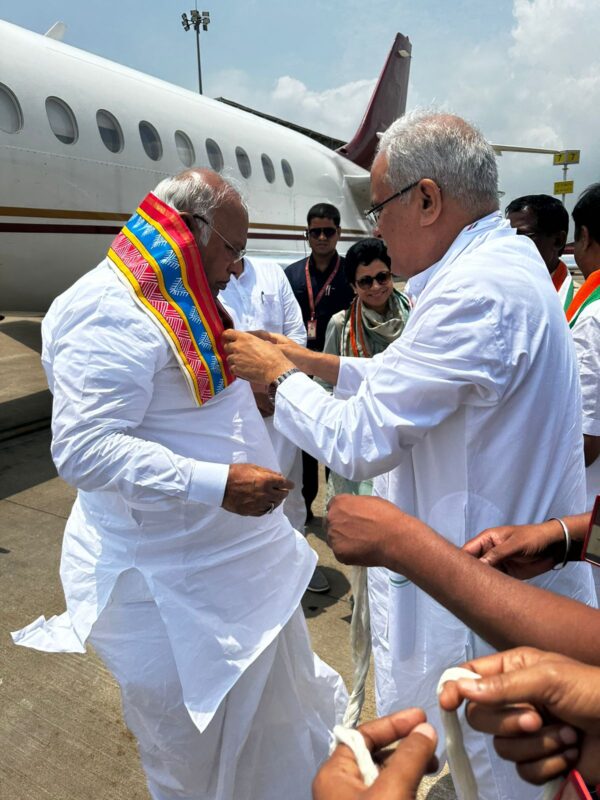 CG BREAKING : रायपुर पहुंचे कांग्रेस के राष्ट्रीय अध्यक्ष मल्लिकार्जुन खड़गे, एयरपोर्ट पर सीएम बघेल ने किया आत्मीय स्वागत, भरोसे का सम्मेलन में होंगे शामिल 