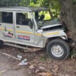 CG ACCIDENT NEWS : बेकाबू होकर पेड़ से टकराई अपेरा प्रचारक गाड़ी, चालक की मौत, 3 घायल