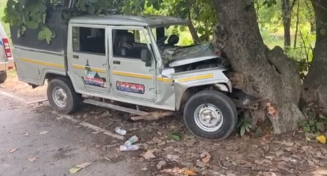 CG ACCIDENT NEWS : बेकाबू होकर पेड़ से टकराई अपेरा प्रचारक गाड़ी, चालक की मौत, 3 घायल