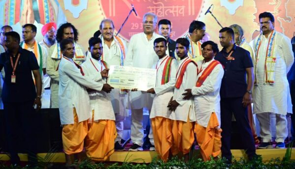 CG NEWS : मुख्यमंत्री भूपेश बघेल चम्पारण में रामायण महोत्सव में हुए शामिल, बोले - देश और दुनिया को हम अपनी संस्कृति से अवगत करा रहे हैं 