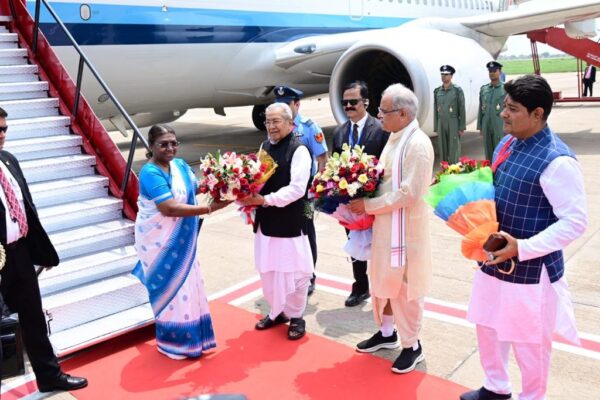 President Draupadi Murmu reached Raipur : रायपुर पहुंची राष्‍ट्रपति द्रौपदी मुर्मू, राज्यपाल हरिचंदन और सीएम बघेल ने किया आत्मीय स्वागत 