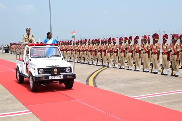 BREAKING NEWS : रायपुर एयरपोर्ट पर राष्ट्रपति द्रौपदी मुर्मु को दिया गया गार्ड ऑफ ऑनर, देखें फोटो 