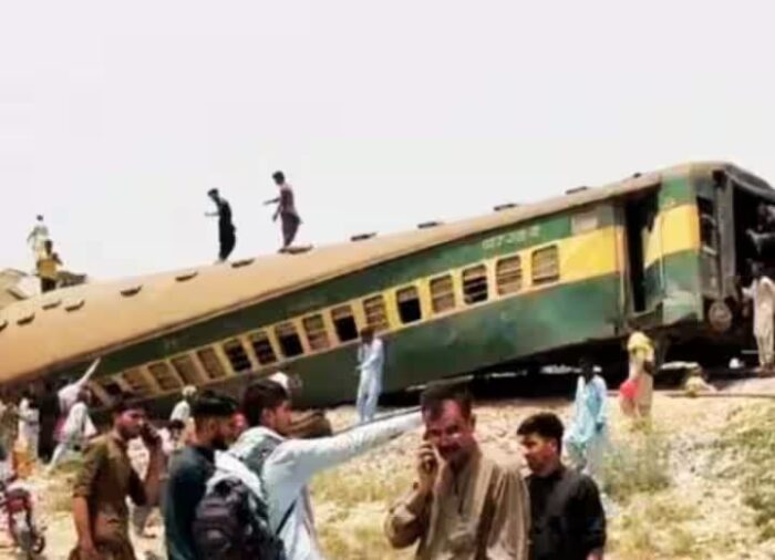 Train Accident: पाक में भीषण हादसा, ट्रेन की 10 बोगियां ट्रैक से उतरीं, 15 की मौत, कई घायल, मची अफरा-तफरी