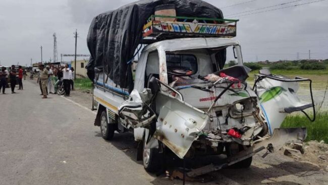 BIG ACCIDENT : भीषण हादसा; तेज रफ़्तार मिनी-ट्रक ने खड़े ट्रक को मारी ठोकर, 10 लोगों की मौत, मची अफरा-तफरी 