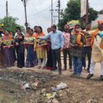 RAIPUR NEWS : भाजपा पार्षद दल पोलखोल अभियान; जगह-जगह गढ्ढे में पानी भरने से जनता परेशान, पार्षदों ने महापौर को ठहराया जिम्मेदार 