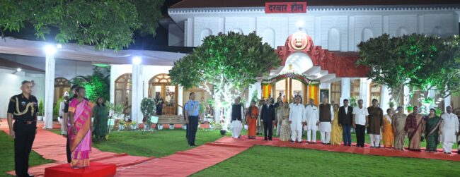 RAIPUR NEWS : राष्ट्रपति मुर्मु के स्वागत में राजभवन में आयोजित किया गया रात्रिभोज, जनप्रतिनिधिगण एवं गणमान्य नागरिक हुए शामिल