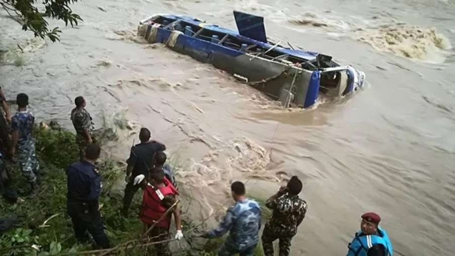 BIG ACCIDENT : दर्दनाक हादसा: तेज रफ़्तार बस अनियंत्रित होकर नदी में गिरी, 8 यात्रियों की मौत, मची चीख-पुकार 