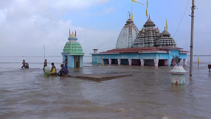 पानी में डूबा मंदिर 