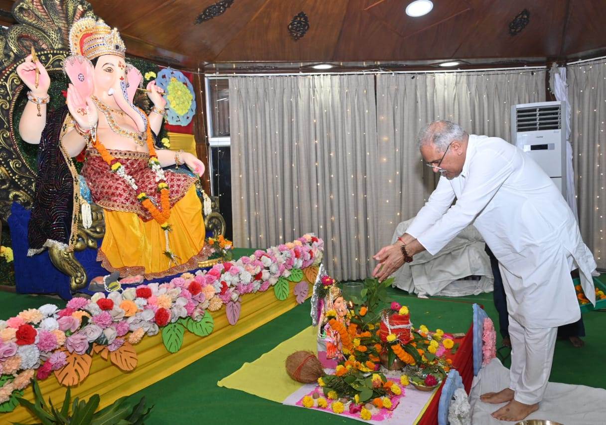 RAIPUR NEWS : CM भूपेश ने अनंत चतुर्दशी पर भगवान श्री गणेश की पूजा-अर्चना की, प्रदेशवासियों की सुख, समृद्धि एवं खुशहाली की कामना की