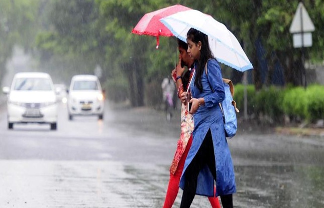 CG WEATHER ALERT : रायपुर सहित प्रदेश के कई जिलों में हो रही झमाझम बारिश, मौसम विभाग ने अगले कुछ घंटों के लिए जारी किया अलर्ट 