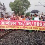 CG NEWS : ट्रेनों के अनियमित संचालन से नाराज कांग्रेसियों ने रेलवे ट्रैक पर किया प्रदर्शन, अधिकारी ने कहा जरूरी काम....