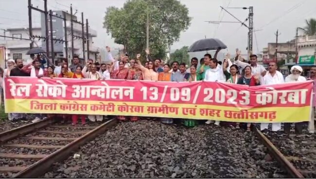CG NEWS : ट्रेनों के अनियमित संचालन से नाराज कांग्रेसियों ने रेलवे ट्रैक पर किया प्रदर्शन, अधिकारी ने कहा जरूरी काम....
