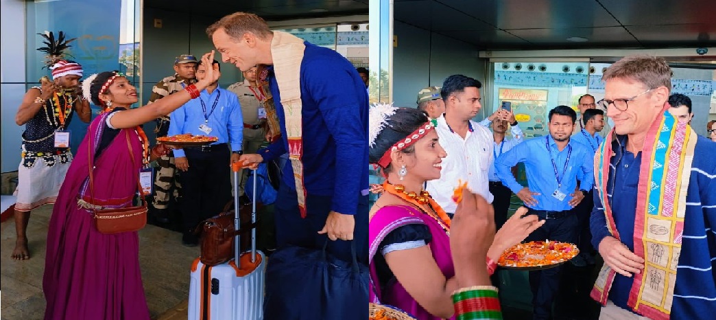 G20 Summit Raipur : बैठक में शामिल होने पहुंच रहे विदेशी मेहमान, राजकीय गमछा पहनाकर किया जा रहा स्वागत, See Photos