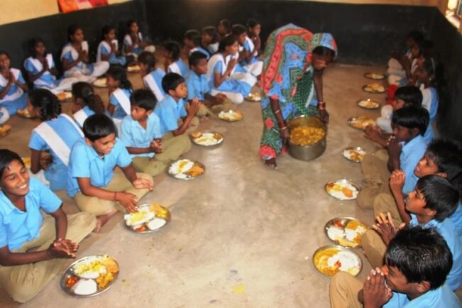 CG BIG News : स्कूलों में कार्यरत सफाई कर्मी और रसोइयों को शिक्षा विभाग ने दी राहत, मानदेय में की बढ़ोतरी