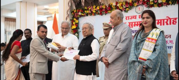 CG NEWS : नवाचारी शिक्षक राजेश कुमार सूर्यवंशी को मिला राज्यपाल पुरस्कार, पुरस्कार की राशि 21 हजार रूपये को शैक्षिक गतिविधियों में करेंगे व्यय 