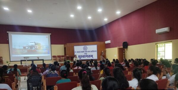 RAIPUR NEWS : डॉ. राधाबाई कन्या महाविद्यालय में कैरियर गाइडेंस पर सेमिनार का आयोजन, छात्राओं को दी गई उम्दा जानका​री