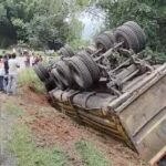 CG ACCIDENT NEWS : अनियंत्रित होकर गड्ढे में जा गिरी तेज रफ्तार ट्रेलर, दबने से चालक की मौत 