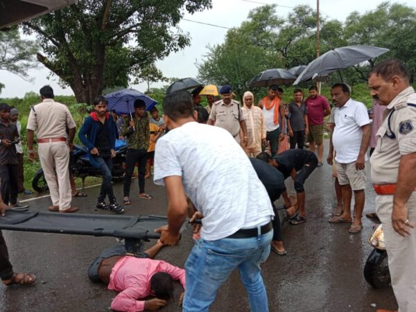 CG BREAKING : तेज रफ्तार यात्री बस ने बाइक सवार तीन युवकों को रौंदा, दो की मौके पर मौत