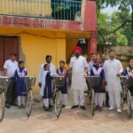 RAIPUR NEWS : विधायक जुनेजा और पार्षद पुरषोत्तम बेहरा ने छात्राओं को किया साइकिल का वितरण 
