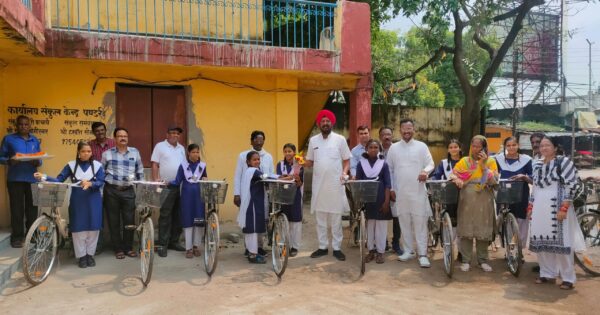 RAIPUR NEWS : विधायक जुनेजा और पार्षद पुरषोत्तम बेहरा ने छात्राओं को किया साइकिल का वितरण 