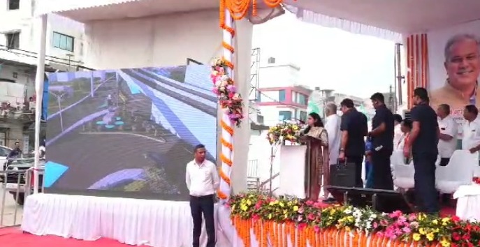 CG VIDEO : मुख्यमंत्री भूपेश बघेल ने पेश की मानवता की मिसाल, कार्यक्रम रोककर जाम में फंसे एंबुलेंस को ट्रेफिक से निकलवाया फिर वापस मंच पर बैठे, देखें वीडियो  
