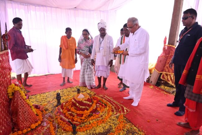 CG NEWS : CM भूपेश ने छिंदगढ़ में नवीन मुसरिया माता के किए दर्शन, नवनिर्मित मंदिर का किया लोर्कापण
