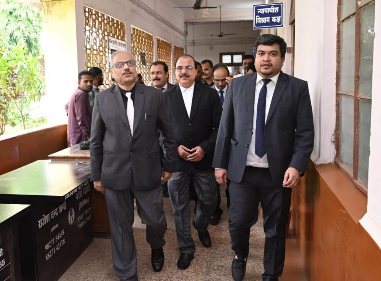 CG NEWS : मुख्य न्यायाधिपति रमेश सिन्हा ने न्यायधीशों एवं अधिवक्ता संघ की ली बैठक; जिला और सत्र न्यायालय का किया आकस्मिक निरीक्षण
