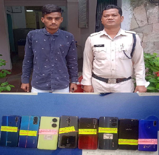 RAIPUR CRIME : शातिर चोर चढ़ा पुलिस के हत्थे, चोरी के 8 मोबाइल बरामद 