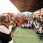 ARANG NEWS : ग्रामीणों ने भाजपा प्रत्याशी खुशवंत गुरु को लगाया गले, बोले - अबकी बार BJP की सरकार...