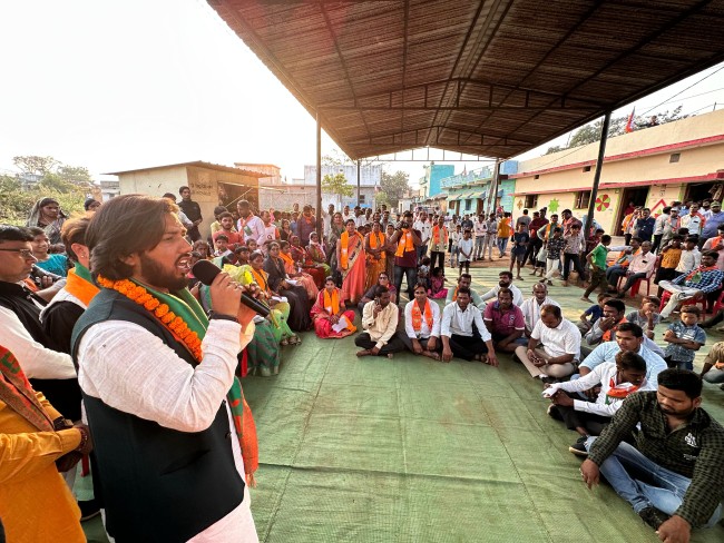 ARANG NEWS : ग्रामीणों ने भाजपा प्रत्याशी खुशवंत गुरु को लगाया गले, बोले - अबकी बार BJP की सरकार...