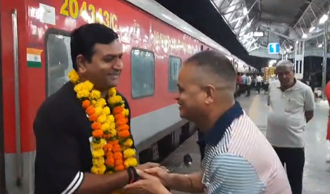 MP NEWS : शिरडी के साइ बाबा मंदिर के पूर्व ट्रस्टी सचिन का रेलवे स्टेशन में भव्य स्वागत 