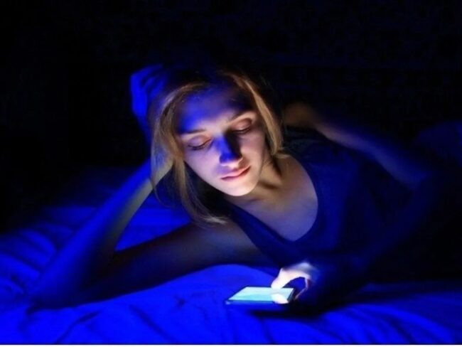 Smartphone For Eyes : ज्यादा देर तक फोन चलने से जा सकती है आपके आंखों की रोशनी, हो जाए अलर्ट 