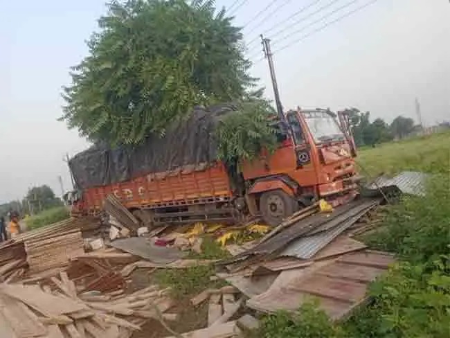 ACCIDENT NEWS : तेज रफ्तार ट्रक ने सड़क किनारे सो रहे 10 मजदूरों को कुचला, पांच की मौके पर मौत, मची चीख - पुकार 