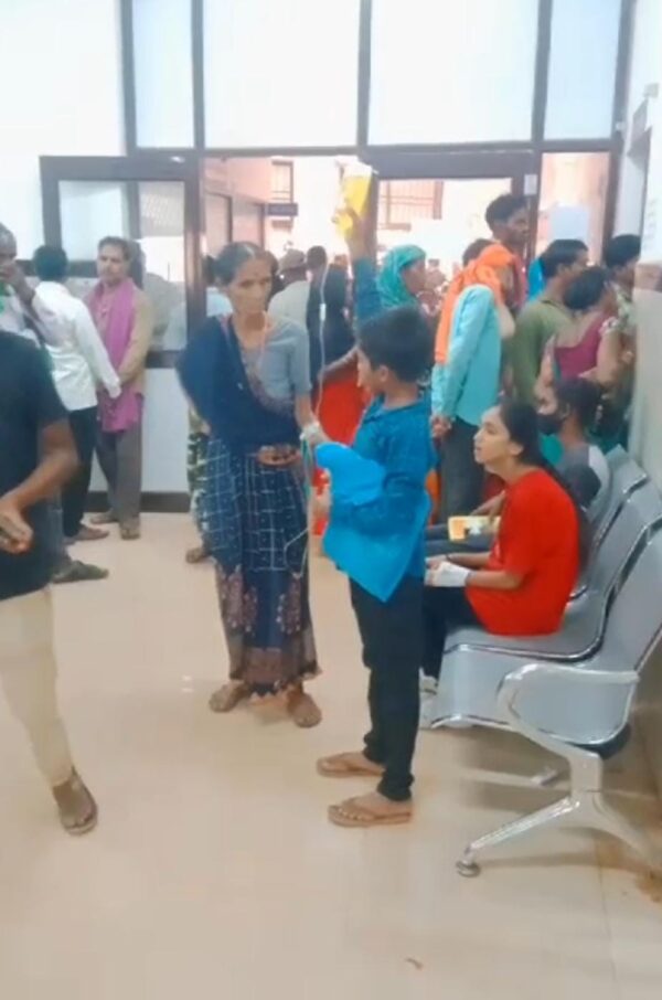 RAIPUR VIDEO : सामुदायिक स्वास्थ्य केंद्र में डॉक्टरों की बड़ी लापरवाही, महिला को खड़े - खड़े चढ़ा दिया ड्रिप, साथ में घंटों खड़ा रहा बच्चा