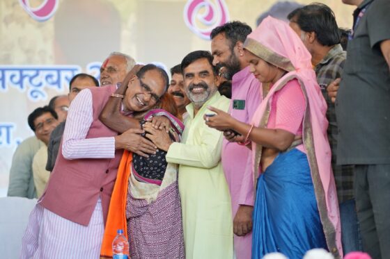  MP NEWS : मुख्यमंत्री शिवराज सिंह चौहान को पहली बार चुनाव लड़ने के लिए जमुना बाई ने दिए थे दो रुपए, अब सीएम ने पैर छूकर लिए आशीर्वाद