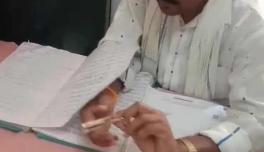 MP NEWS : जन्म प्रमाण पत्र के नाम पर हजारों रुपए की घूस लेते सामुदायिक स्वास्थ्य केंद्र के ड्रेसर का वीडियो वायरल 