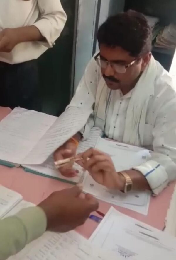 MP NEWS : जन्म प्रमाण पत्र के नाम पर हजारों रुपए की घूस लेते सामुदायिक स्वास्थ्य केंद्र के ड्रेसर का वीडियो वायरल 