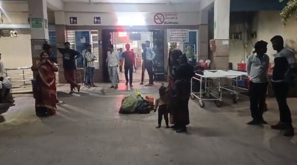 MP NEWS : सुबह से ही नार्मल डिलीवरी होने का आश्वाशन देती रही डॉक्टर, रात को जारी कर दिया इंदौर रेफर का फरमान, लेबर रूम के बाहर परिजनों ने किया जमकर हंगामा