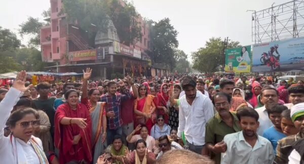 RAIPUR BREAKING : महापौर ढेबर को रायपुर दक्षिण से टिकट देने की मांग, हजारों की तादात में सड़क पर बैठे समर्थक